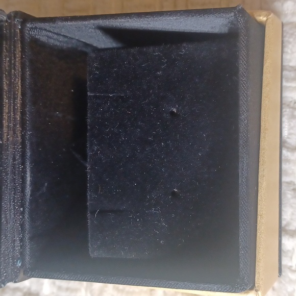 Maui Divers Box 📦 - Picture 3 of 8